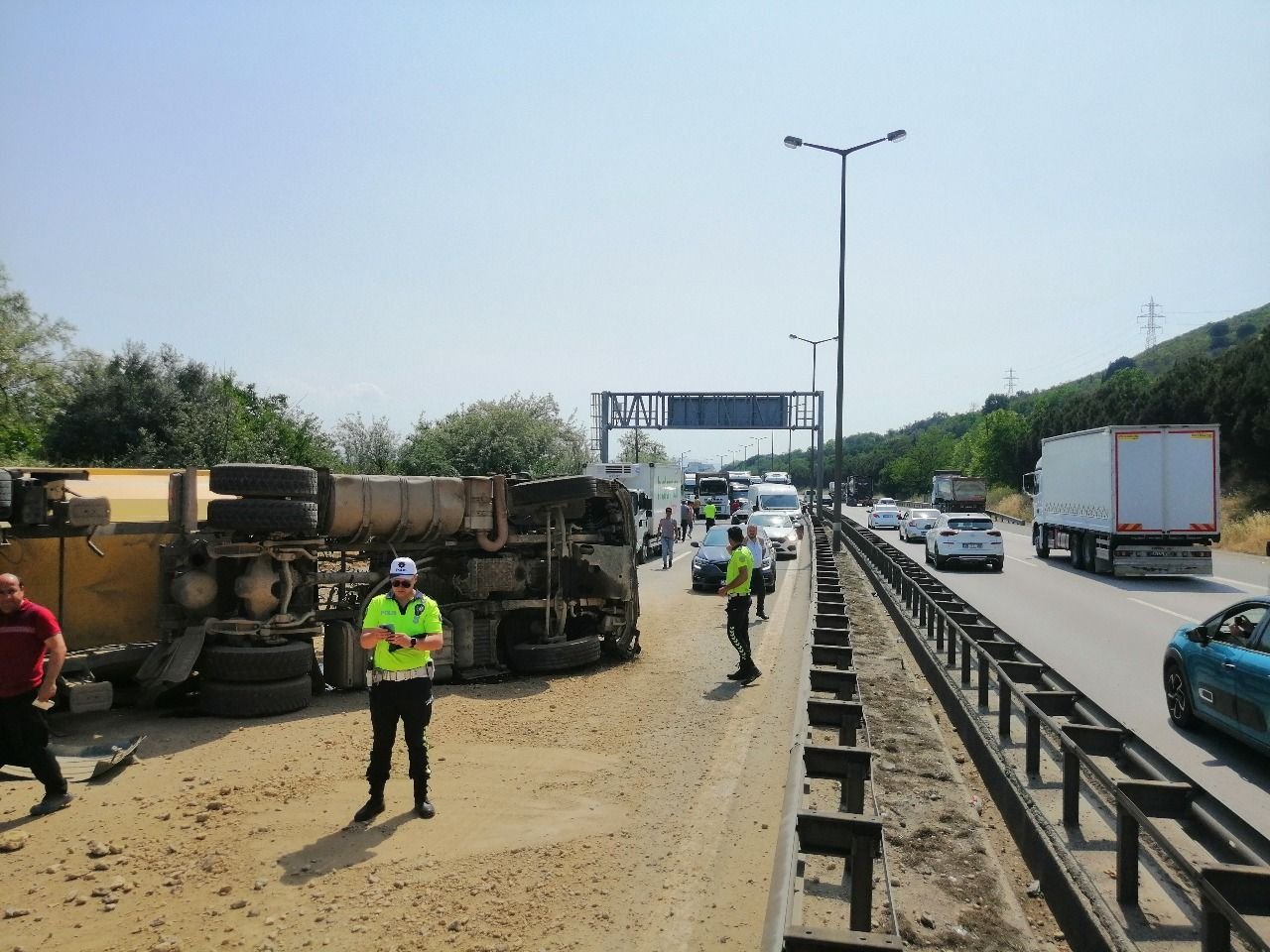 TEM’de bariyerlere çarpan hafriyat yüklü kamyon devrildi