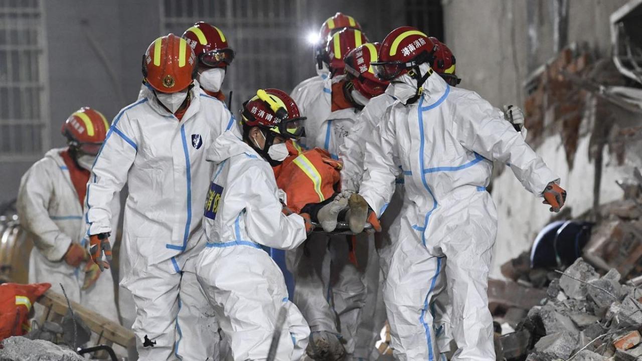 Çin’in Hunan eyaletinde çöken binadan 132 saat sonra bir kişi kurtarıldı