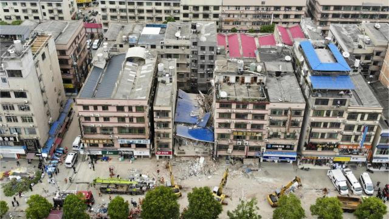 Çin’in Hunan eyaletinde çöken binadan 2 kişi daha kurtarıldı
