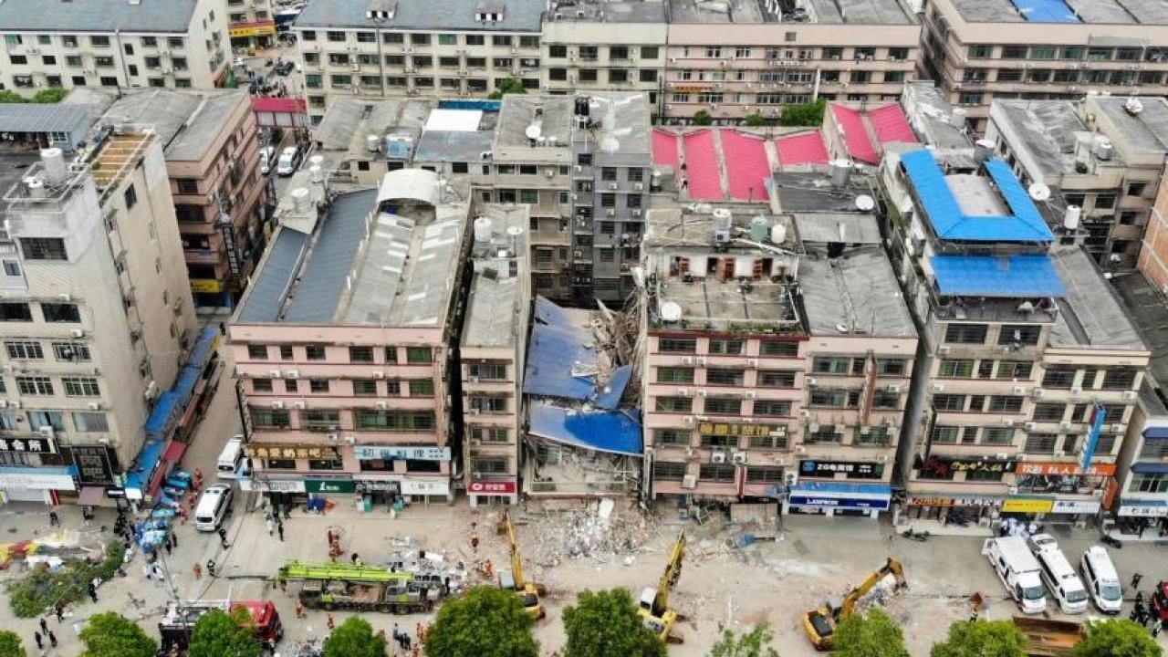 Çin’in Hunan eyaletinde çöken binadan 88 saat sonra bir kişi kurtarıldı