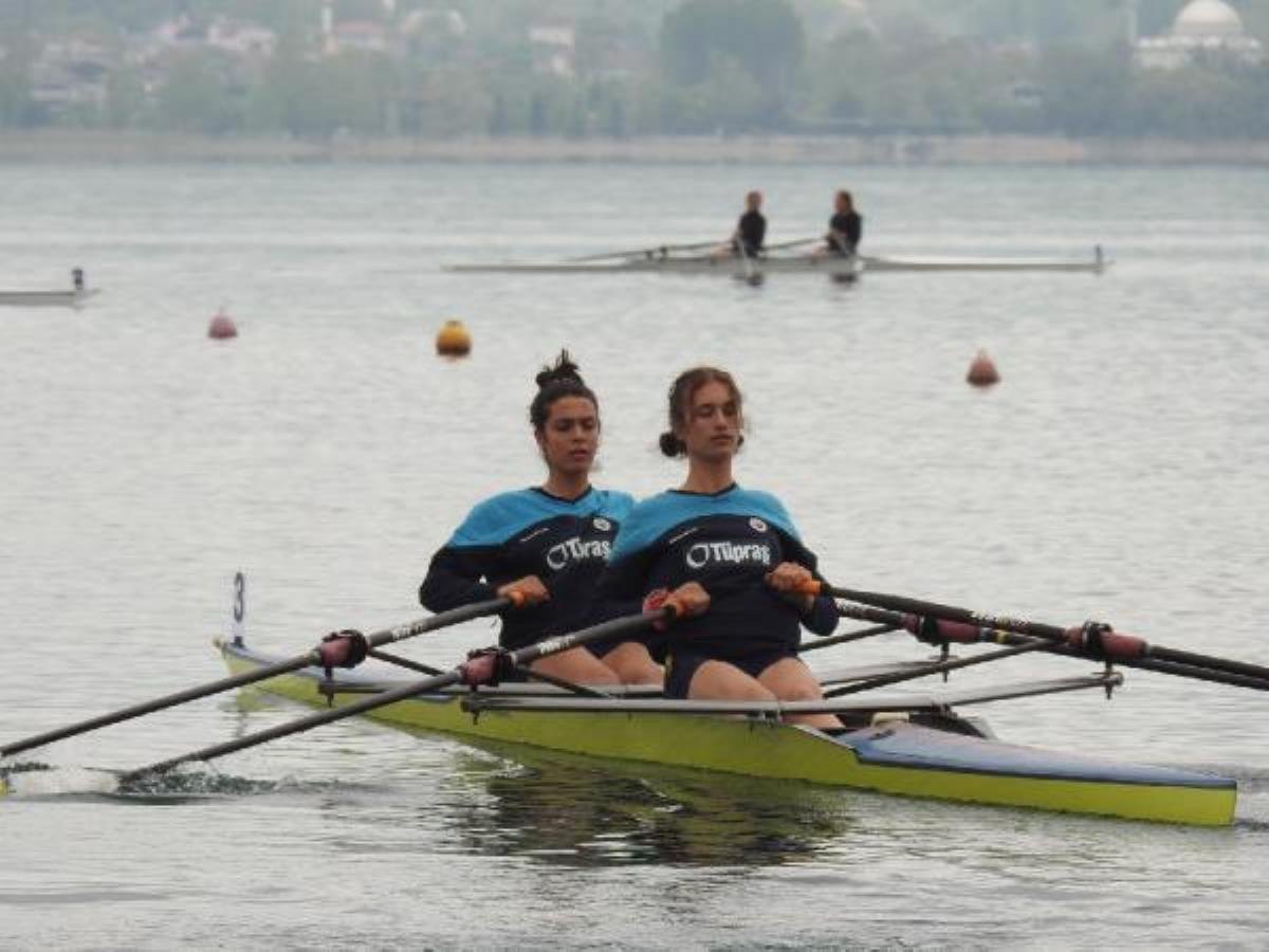 Fenerbahçe, Sapanca Gölü’nde kürekte madalyaları topladı