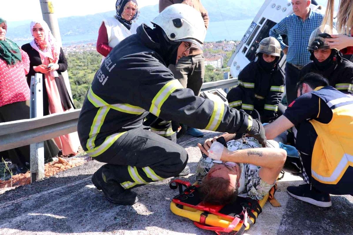 Freni tutmayan çekici, üzerindeki iş makinesiyle birlikte devrildi