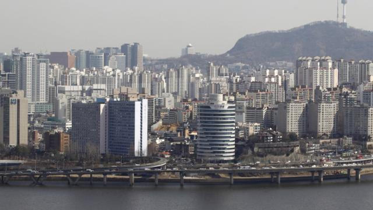 Güney Kore’de açık alanda maske zorunluluğu kaldırıldı
