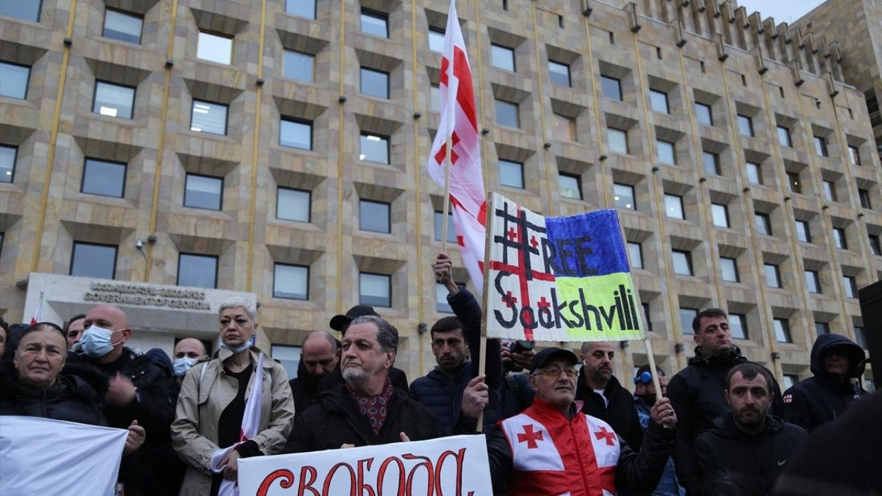 Gürcistan’da tutuklu Saakaşvili’ye destek gösterisi
