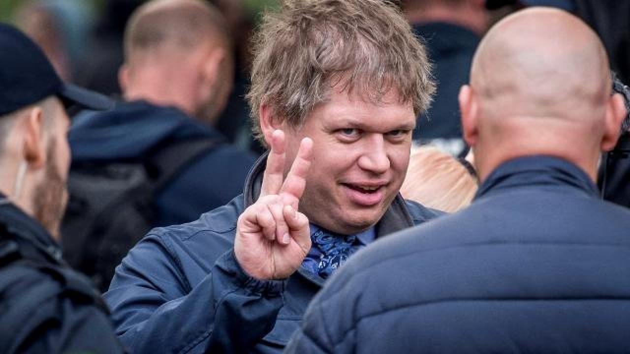 Irkçı siyasetçi İsveç’te yine Kur’an-ı Kerim yaktı