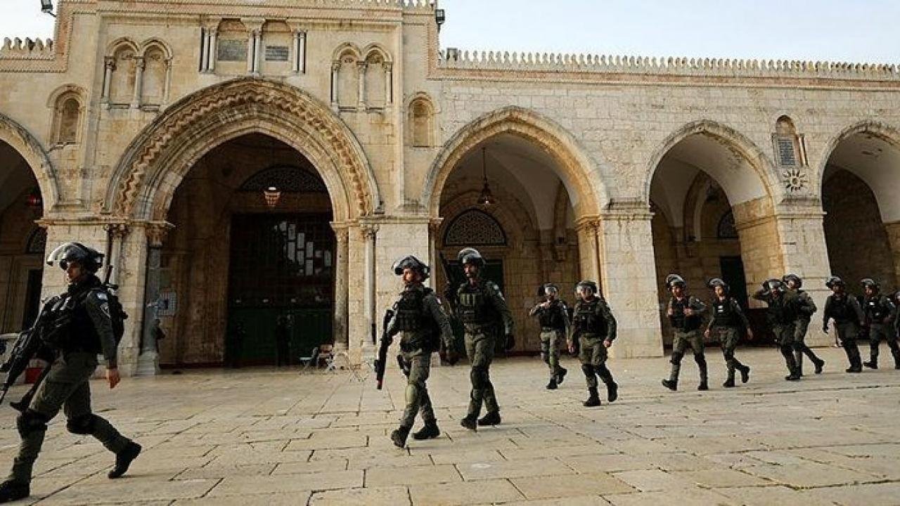 İsrail’den Harem-i İbrahim Camisi provokasyonu: Bayrağını dikti