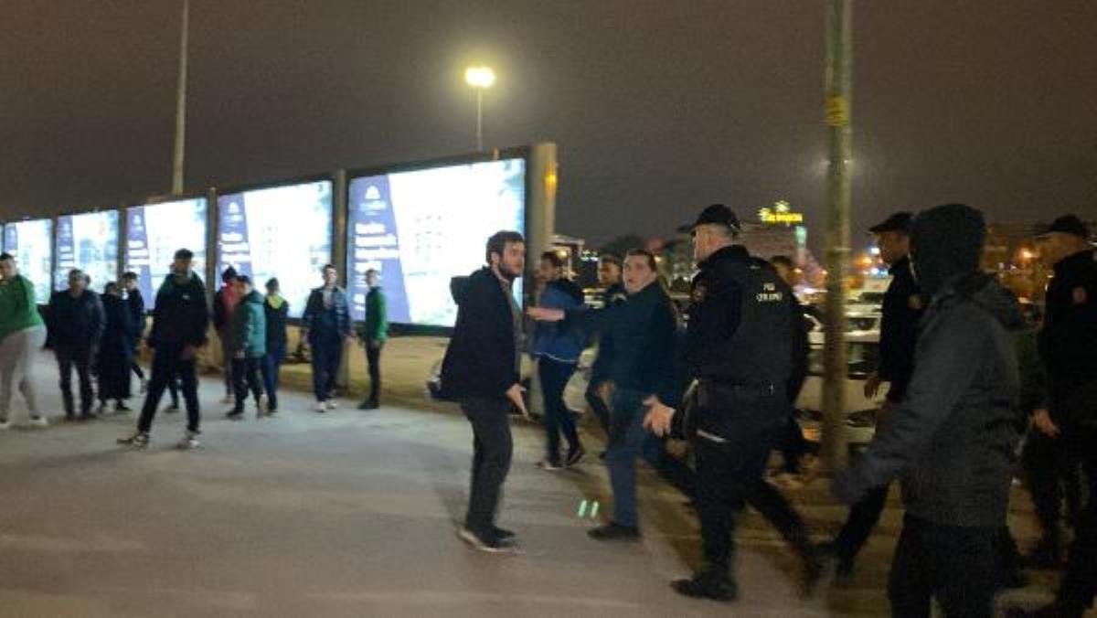 İzmit’te şampiyonluk kutlamalarında taraftar grupları arasında arbede