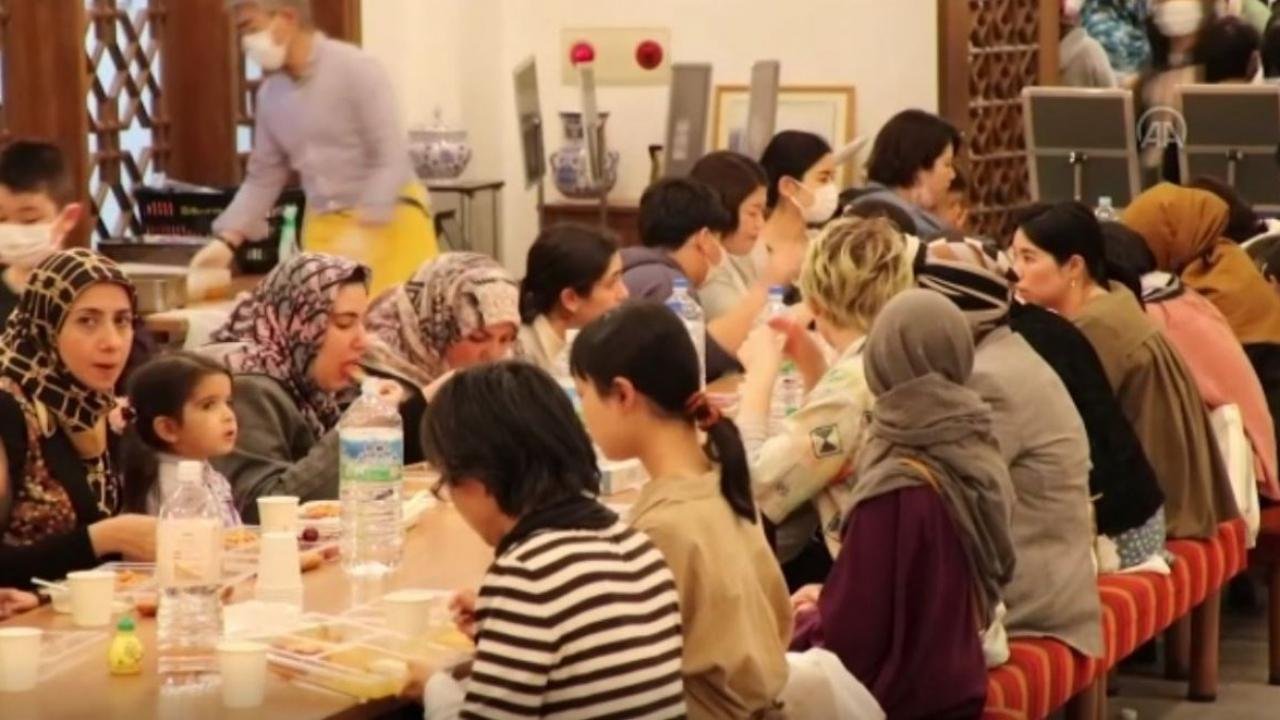 Japonlar, Tokyo Camisi’ndeki iftarlarda yer aldı