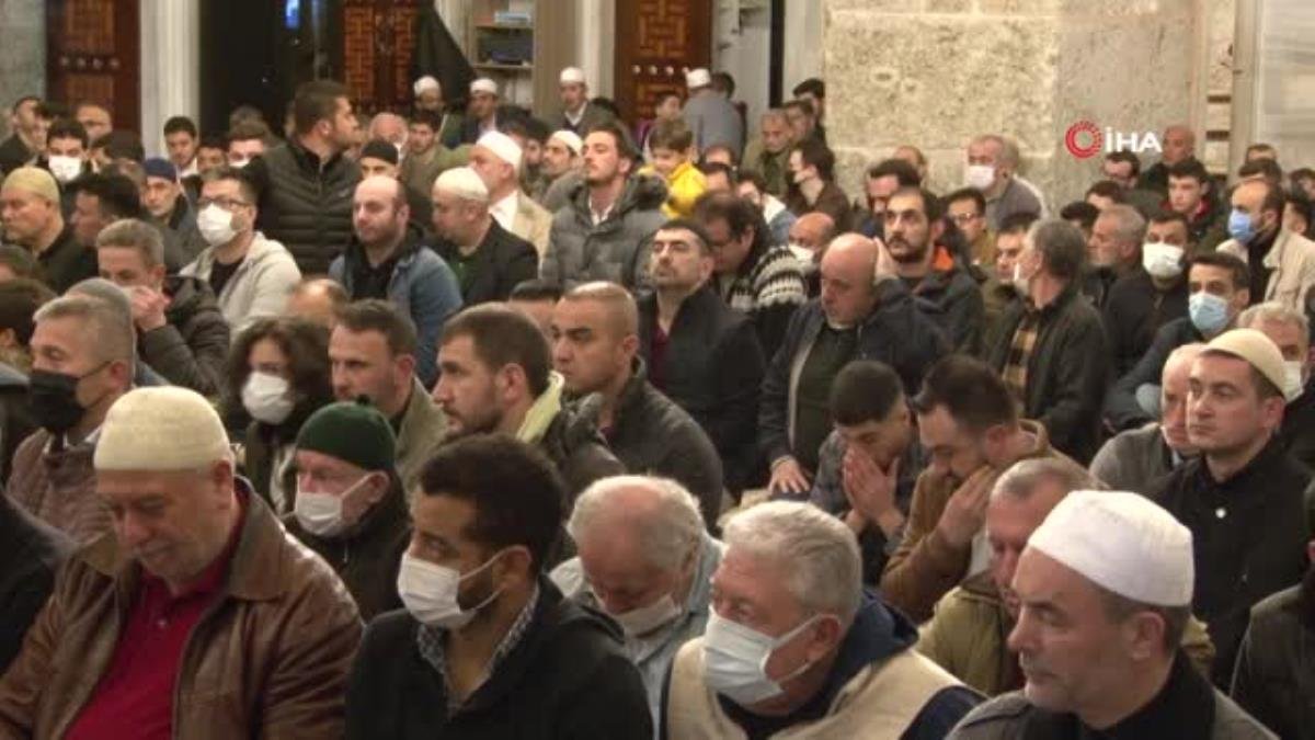 Kocaeli’de vatandaşlar bayram namazı için camileri doldurdu