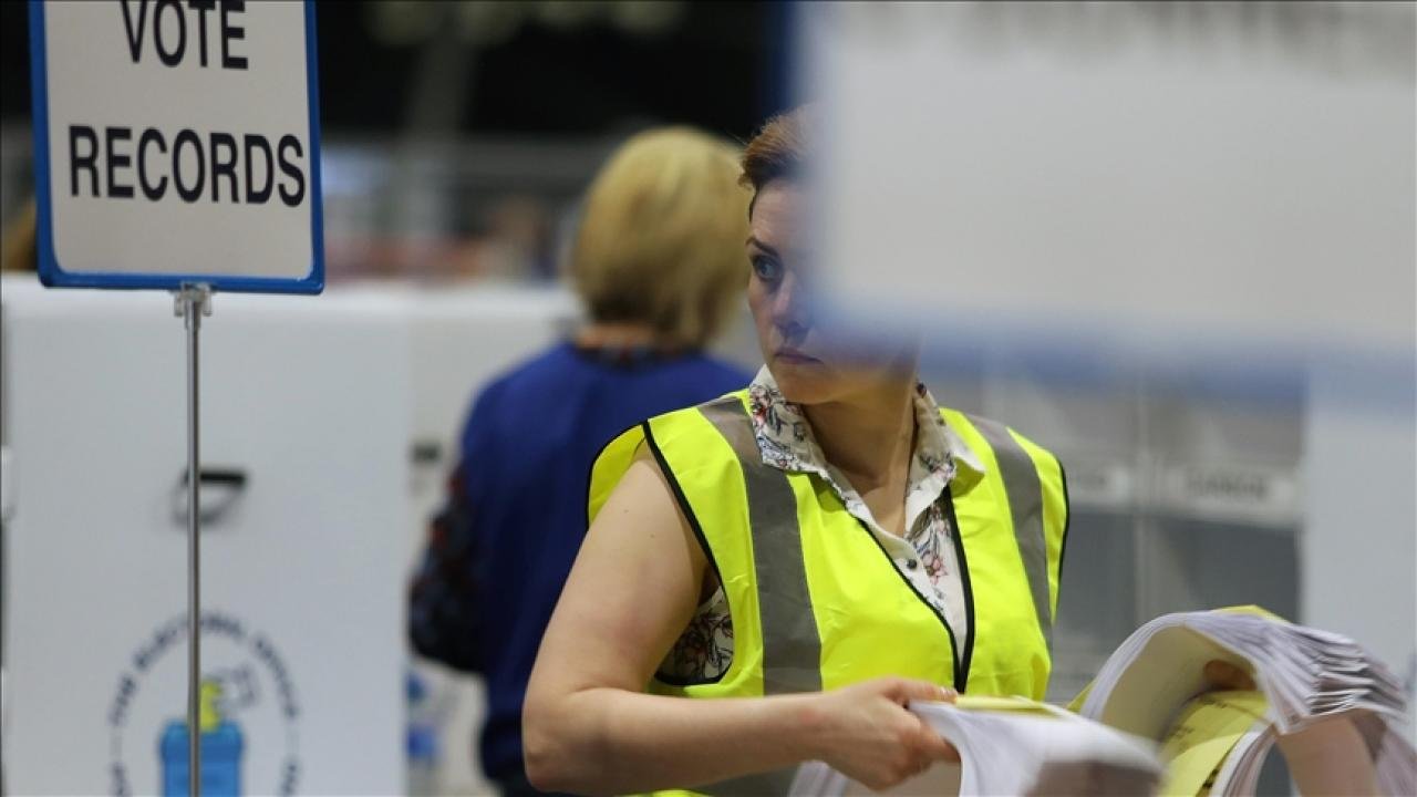 Kuzey İrlanda’daki seçimleri, İngiltere’den ayrılığı savunan Sinn Fein kazandı