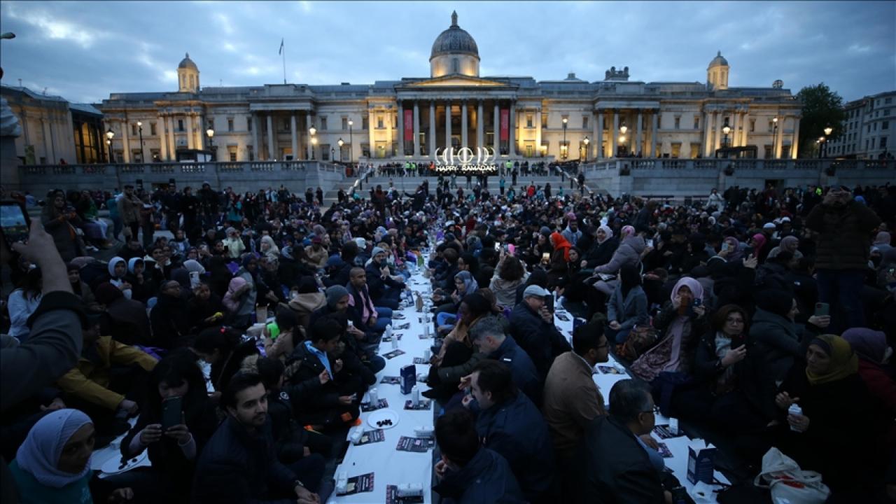 Londra’nın Trafalgar Meydanı’nda toplu iftar programı düzenlendi