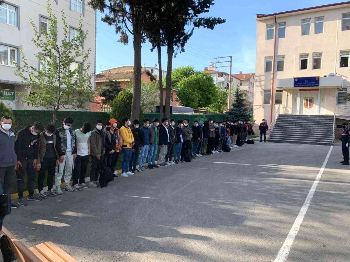 Son dakika! TEM’de 46 kaçak göçmen yakalandı, 3 kişi tutuklandı