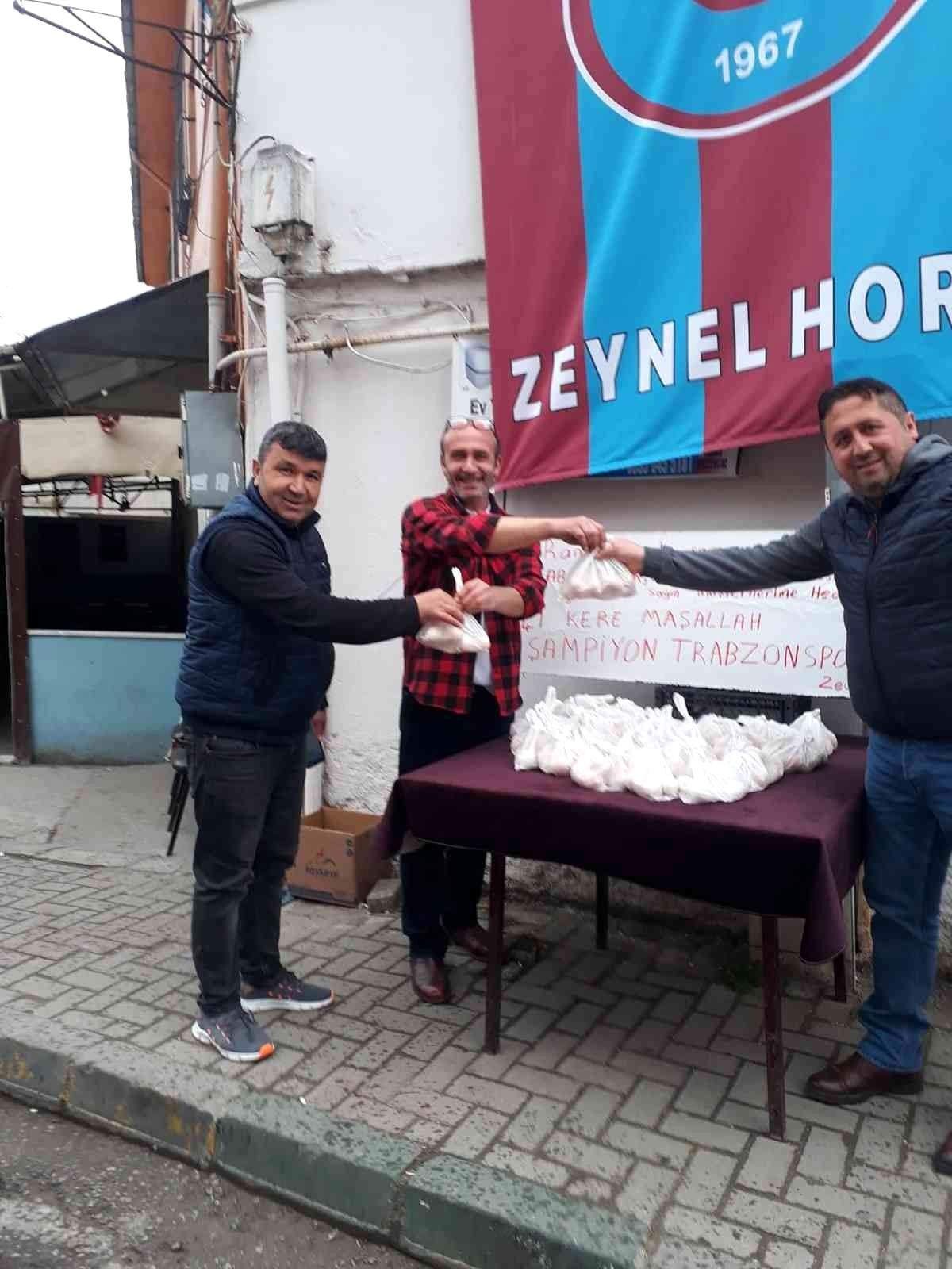 Trabzonspor şampiyon olunca 41 poşet yumurta dağıttı