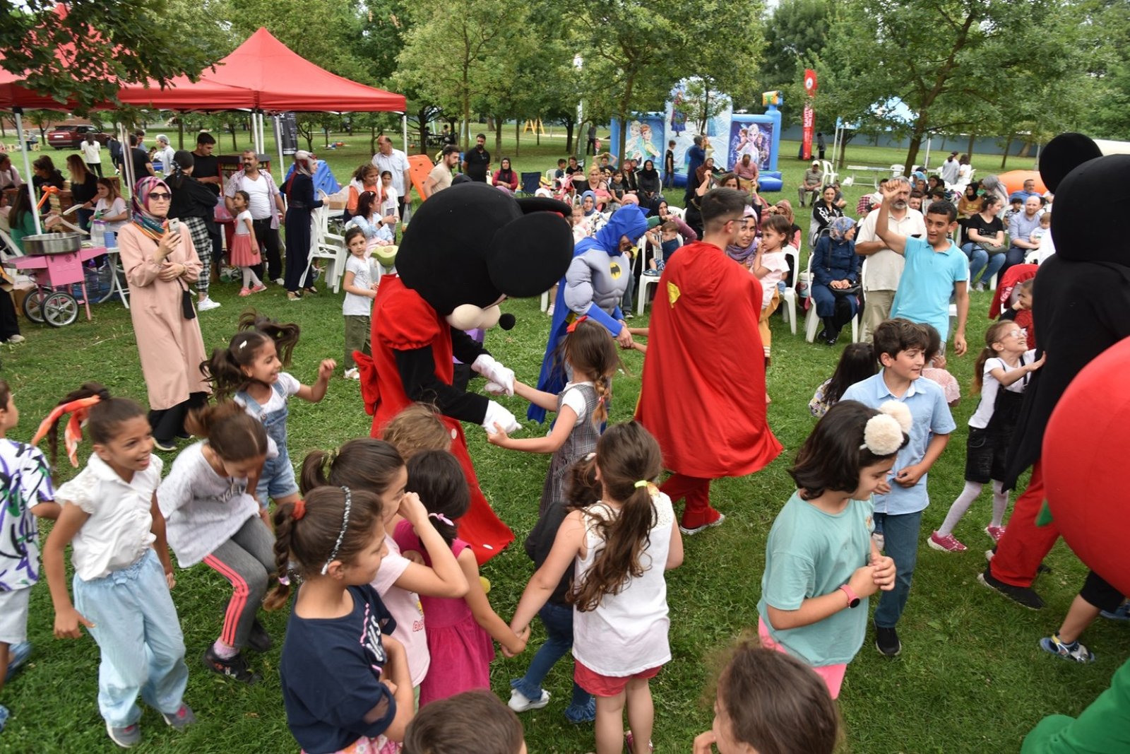 KARTEPEE28099DEBABALARVEC387OCUKLARIEC49ELENDC4B0282129 1