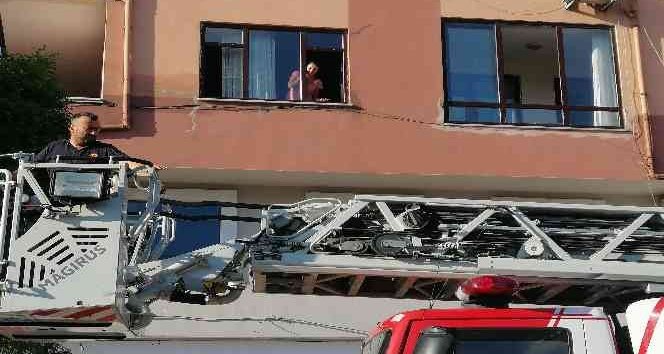 KİLİTLİ KALAN KADIN İTFAİYE TARAFINDAN KURTARILDI