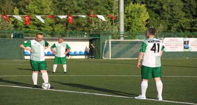 Kartepe Kupası ve 50 Yaş Üstü Futbol Turnuvası Şöhretler Karşılaşması Düzenlendi