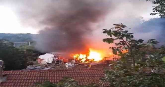 İzmit’te Yanan Ahır, Uzun Uğraşlar Sonucu Söndürüldü