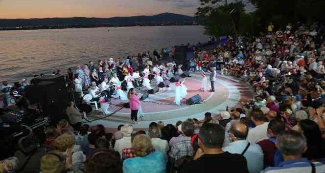 Türk Sanat Müziği Korosu Dinleyenleri Büyüledi