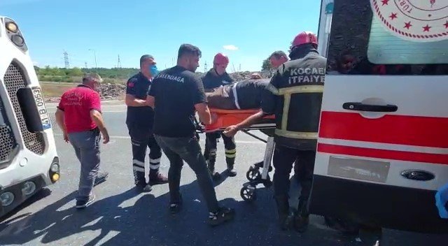 Gebze’de Kamyon Devrildi: Sürücü Ağır Yaralı