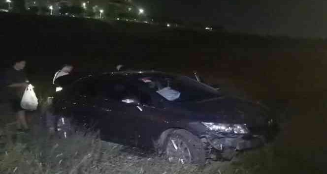 Direksiyon Hakimiyetini Kaybeden Sürücü Boş Araziye Uçtu