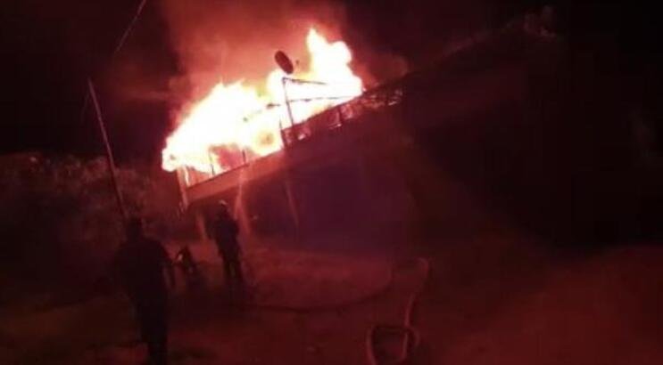 2 KATLI EVDE YANGIN ÇIKTI, ÜST KAT KULLANILMAZ HALDE