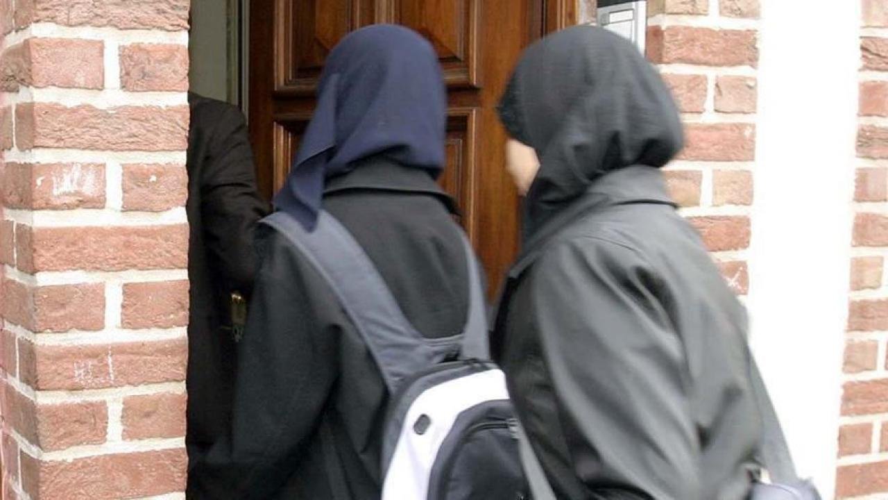 Avusturya’da anaokulu öğrencilerine başörtüsü yasağı kaldırılıyor