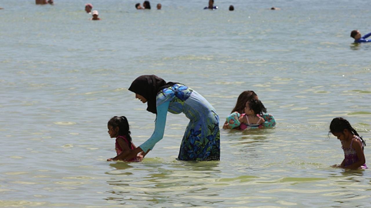 Tesettür mayoya serbestlik: Fransa’da islamofobik tepki