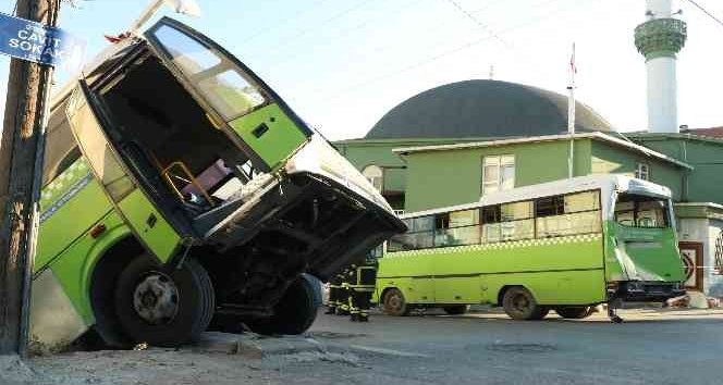Yolcu Dolu Otobüs 5 Metre Yükseklikten Aşağı Uçtu