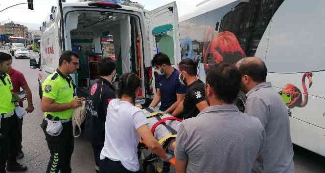 Motor ve Otomobil Çarpıştı: 1 Yaralı