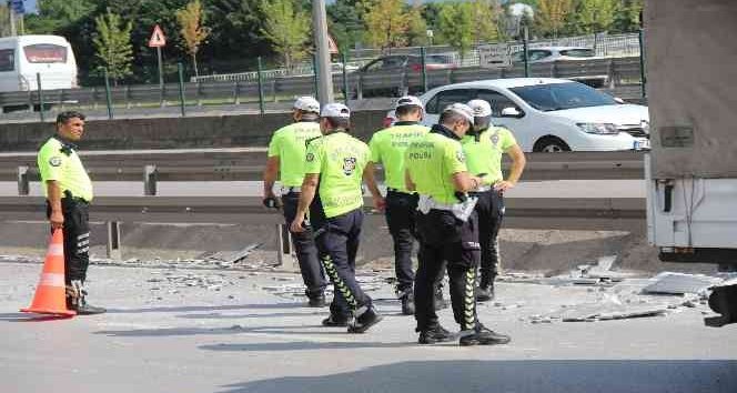 Seyir Halindeki Kamyonetten Düşen Mermer Polis Memurunu Yaraladı