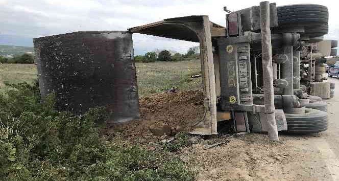 Virajı Alamayan Kamyon Devrildi