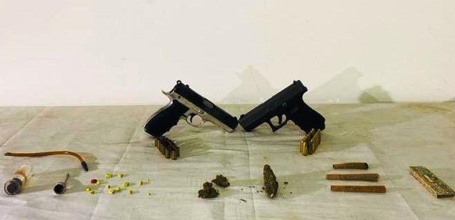 Villaya Yapılan Baskında Ruhsatsız Silah ve Uyuşturucu Ele Geçirildi