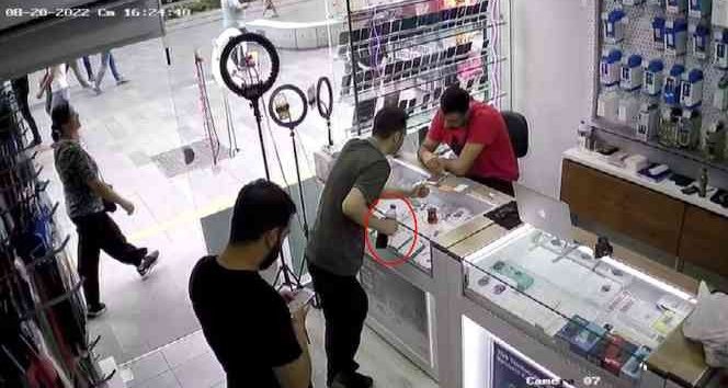 Dükkana Geldi, Çayını İçti, Telefonu Çalıp Gitti