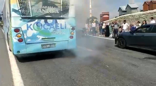 Belediye Otobüsü Seyir Halindeyken Yandı