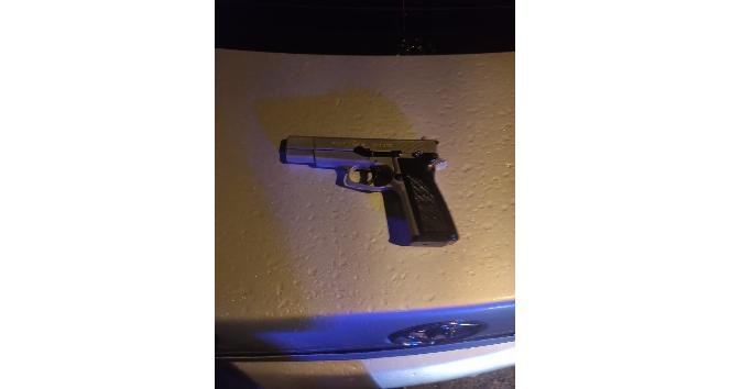 Yoldan Geçenlere Silah Doğrultup Küfür Etti