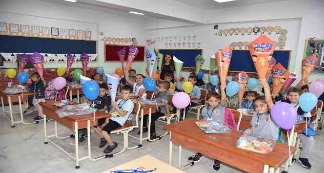 Kartepeli Miniklere “Okulumuza Hoş Geldin Hediyesi”