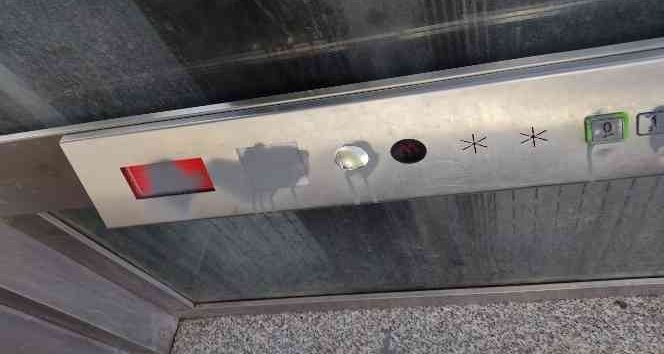 Tekmeleyip Boyayla Zarar Verdiler