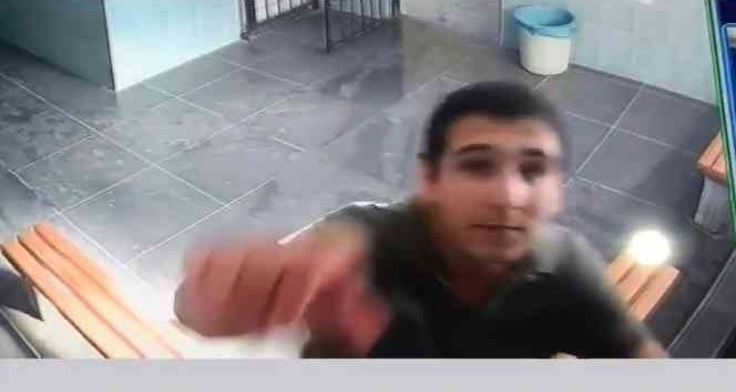 Cami Kamerasını Söküp Yanına Aldı