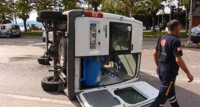 Otomobille Çarpışan Minibüs Devrildi