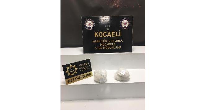 Kartepe’de Durdurulan Araçtan İki Kilo Uyuşturucu Çıktı