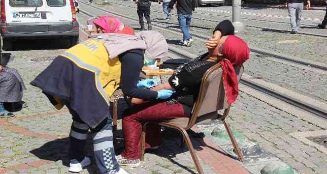 Cami Avlusunda Makaslı Kavga