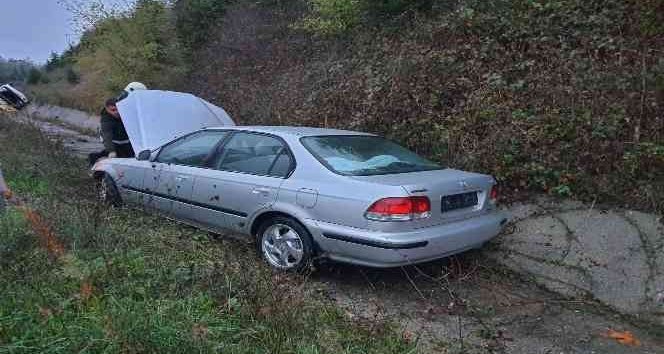 İki Otomobil Su Kanalına Devrildi