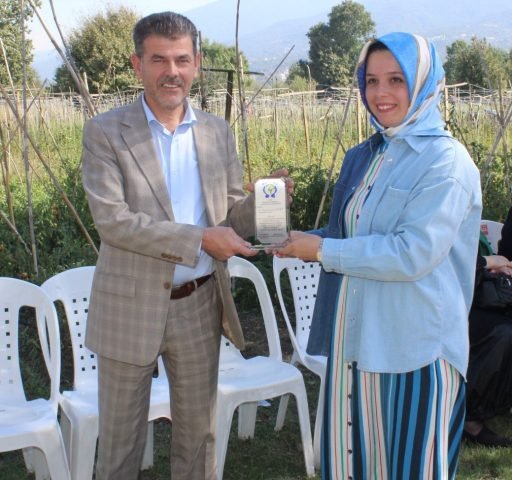 Kartepe Belediye Baskani Plaketi Esra Aydeniz Belediye Baskan Yardimcisina