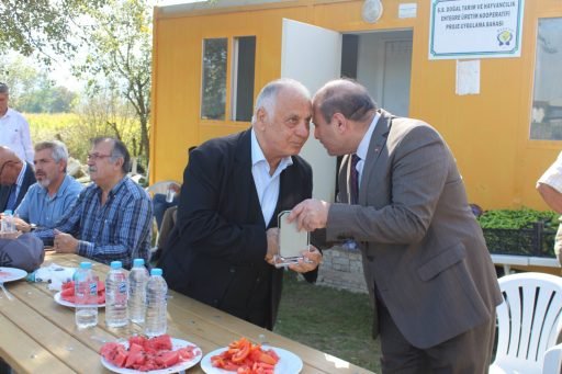 Kartepe tarim ilce muduru Ayhan Kan in plaketiniKartepe Kosekoy