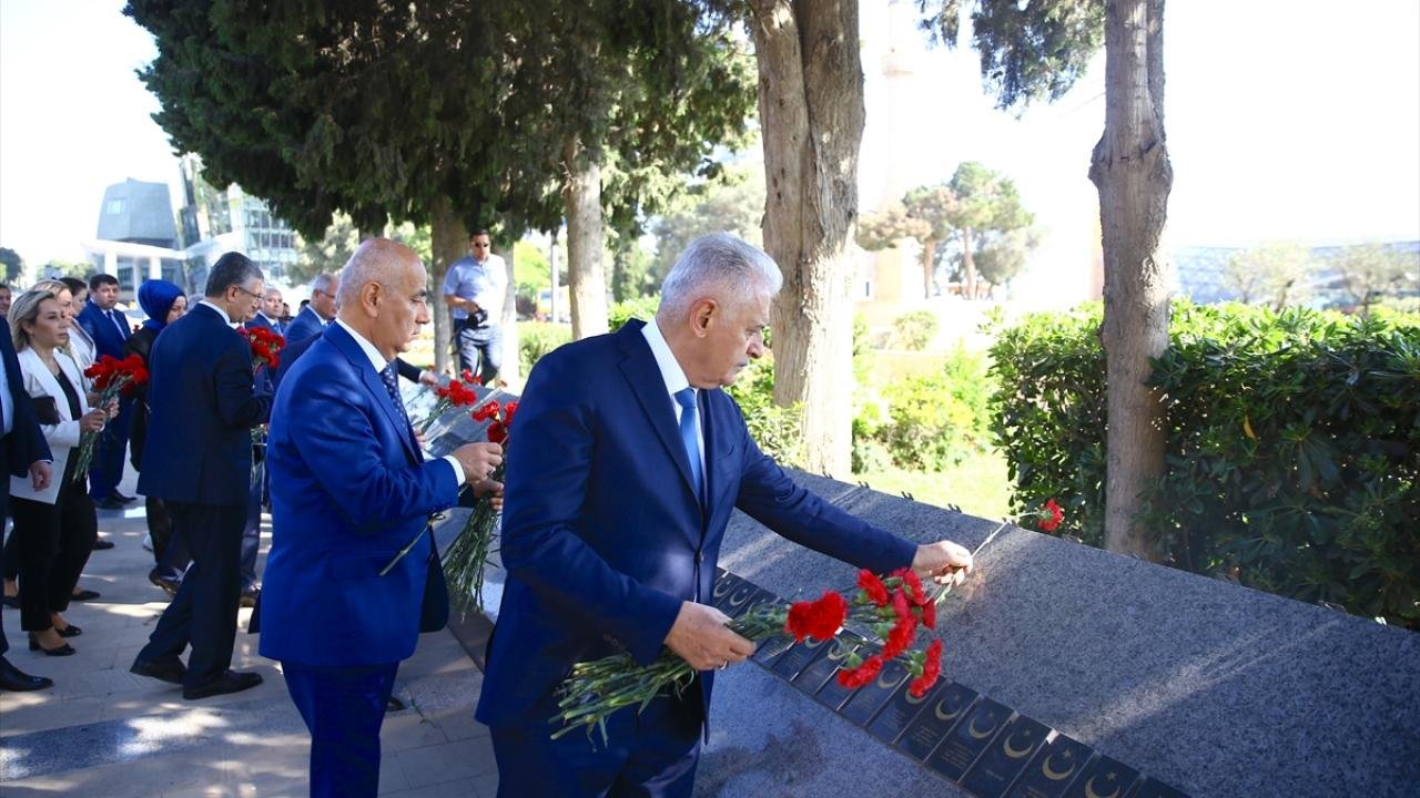 AK Parti ve MHP’li vekiller Bakü’de şehitlikleri ziyaret etti