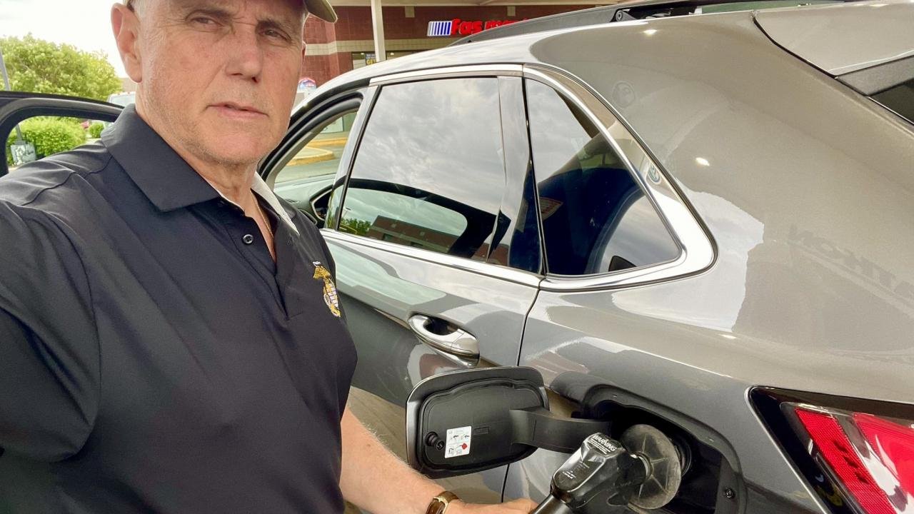 Aracına yakıt alan eski ABD Başkan Yardımcısı Pence, fiyatlara sitem etti