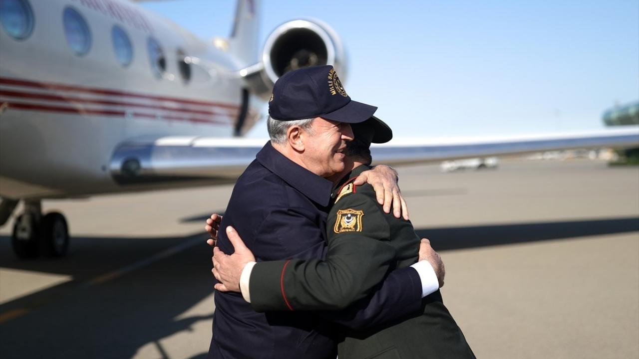 Bakan Akar’a Azerbaycan’da mehter sürprizi