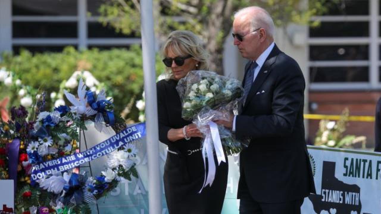 Biden, 21 kişinin öldürüldüğü Teksas’taki okulu ziyaret etti