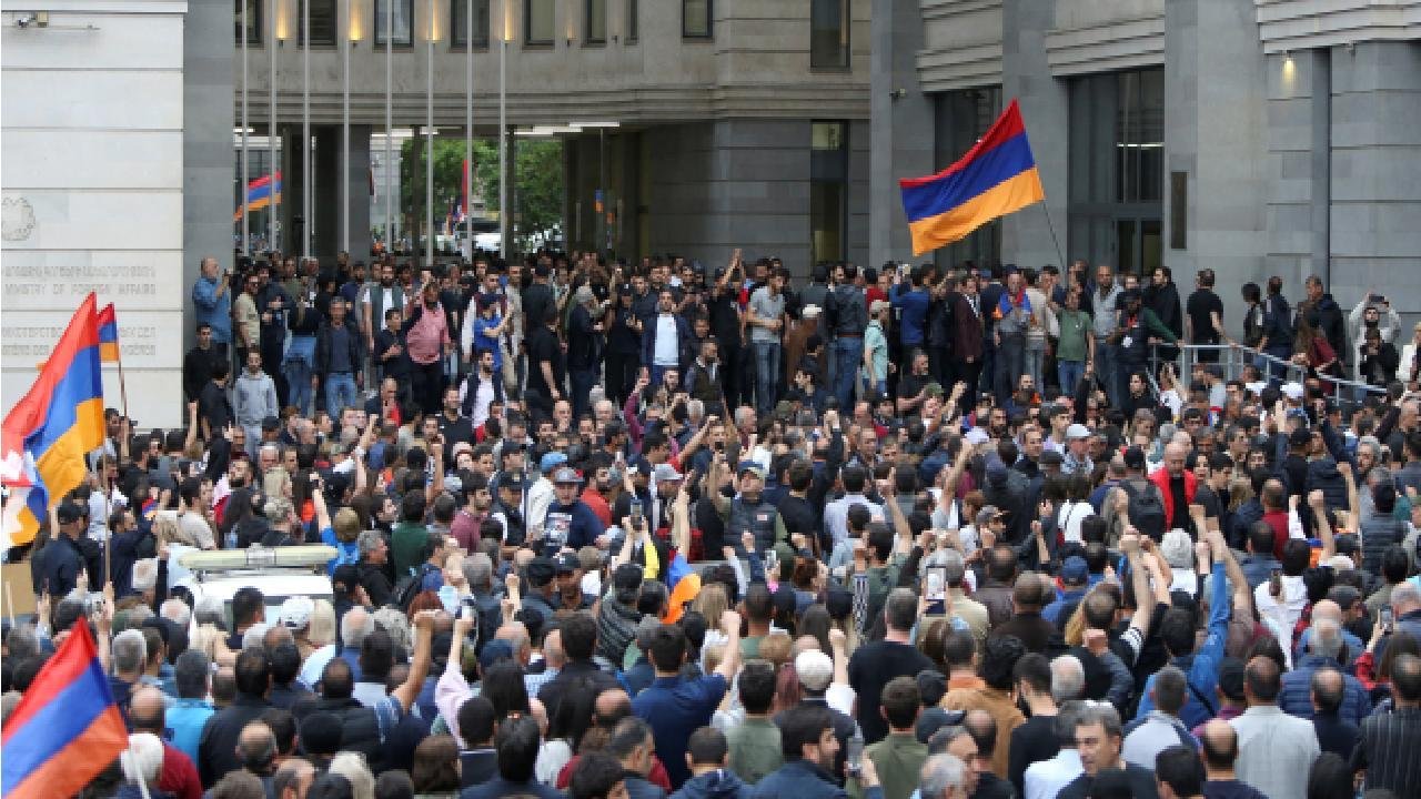 Erivan’da protestocular, Dışişleri Bakanlığını ablukaya aldı