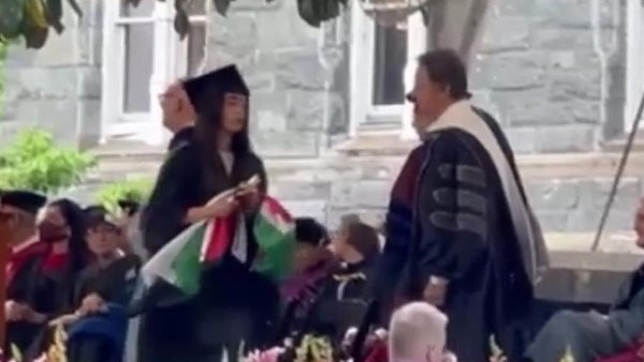 Filistinli öğrenci Blinken’in elini sıkmadı